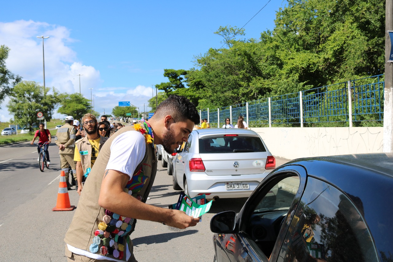 Palestra para motoristas infratores e blitz educativa no 3º dia de Maio Amarelo - SMTT Aracaju